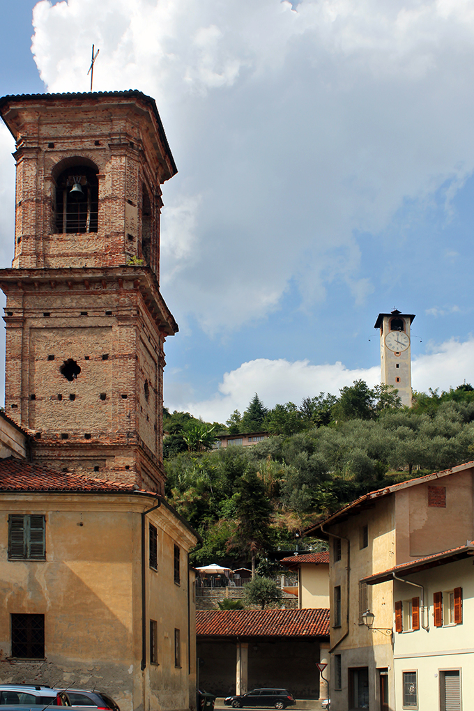 31 _ Piazza con torre dell'orologio sullo sfondo.jpg